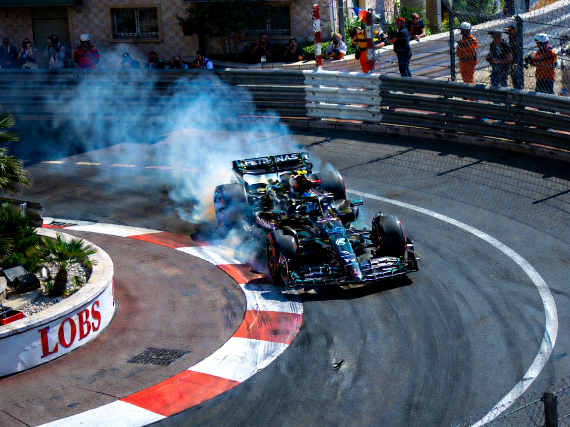 F1赛车在摩纳哥街道赛道上高速过弯的俯拍画面